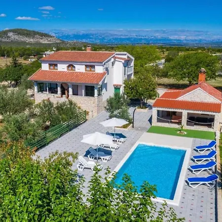 Tonka And Lara With Shared Pool Lejlighed *