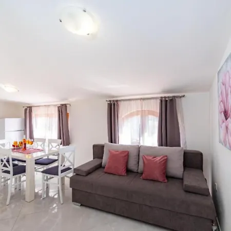 Tonka And Lara With Shared Pool *