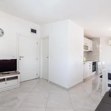 Tonka And Lara With Shared Pool Lejlighed Podusje