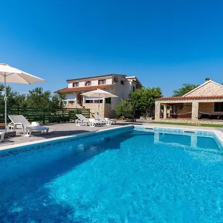 Tonka And Lara With Shared Pool