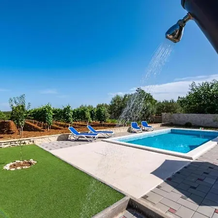 Tonka And Lara With Shared Pool Lejlighed *