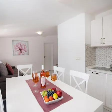 Tonka And Lara With Shared Pool