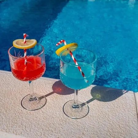 Tonka And Lara With Shared Pool * Podusje