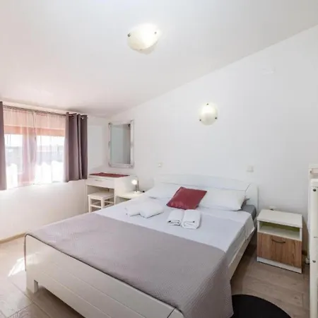 Tonka And Lara With Shared Pool Lejlighed *