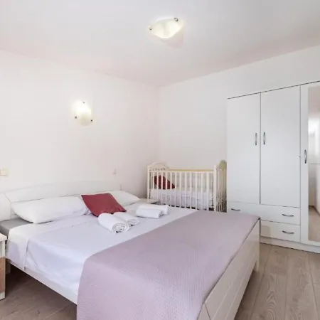 Tonka And Lara With Shared Pool * Podusje