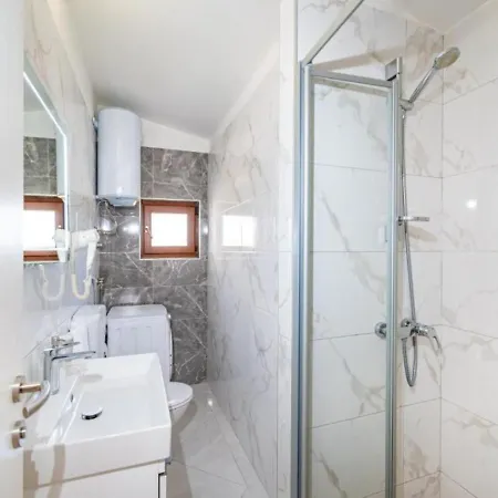 Tonka And Lara With Shared Pool * Podusje