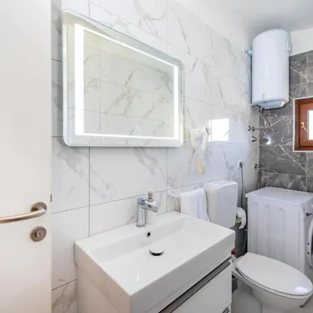 Tonka And Lara With Shared Pool Podusje