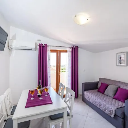 Tonka And Lara With Shared Pool Lejlighed