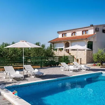 Tonka And Lara With Shared Pool Podusje