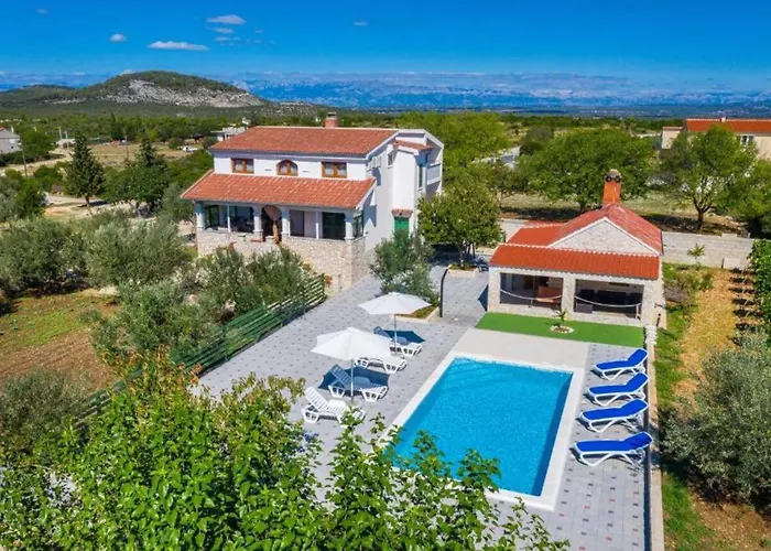 Tonka And Lara With Shared Pool Appartement *