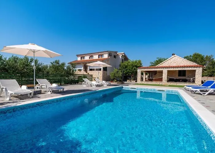 Tonka And Lara With Shared Pool