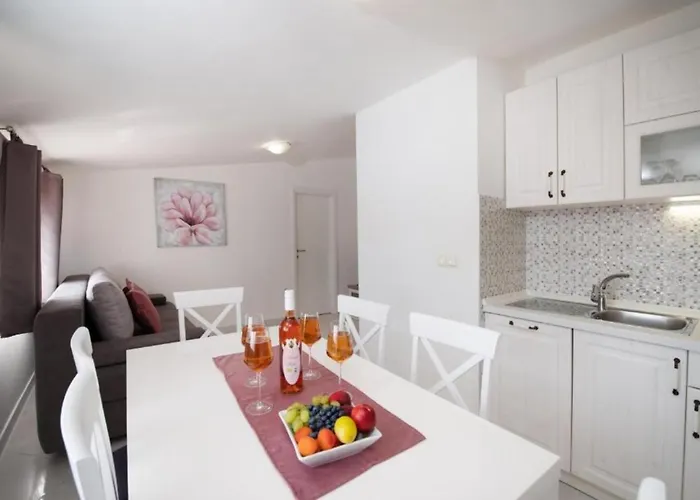 Tonka And Lara With Shared Pool