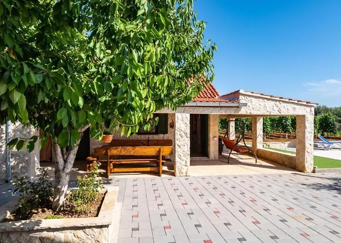 Tonka And Lara With Shared Pool *