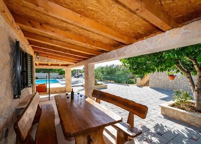 Tonka And Lara With Shared Pool *