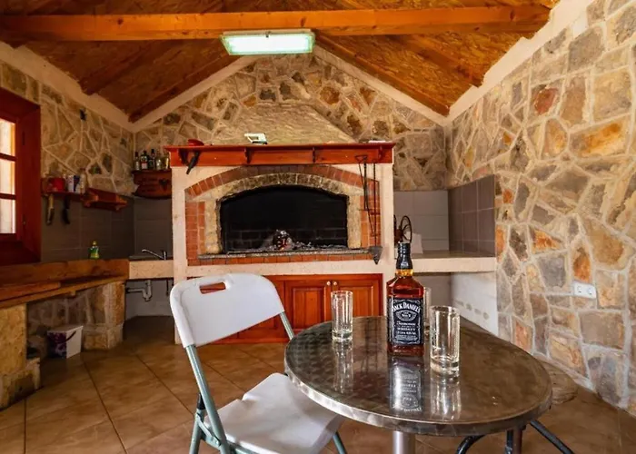 Tonka And Lara With Shared Pool