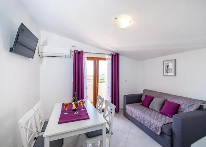 Tonka And Lara With Shared Pool Appartement