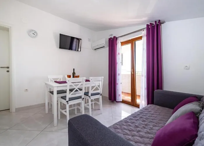 Tonka And Lara With Shared Pool Appartement *