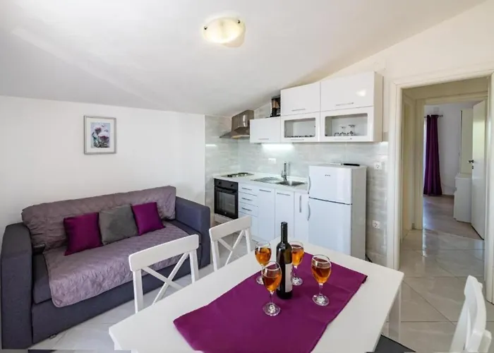 Tonka And Lara With Shared Pool Appartement