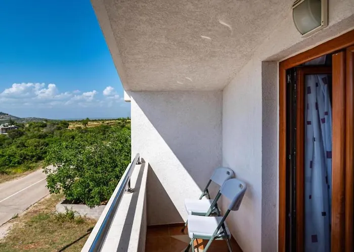 Tonka And Lara With Shared Pool *