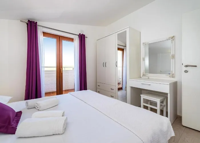 Tonka And Lara With Shared Pool Appartement Donje Rastane