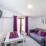 Tonka And Lara With Shared Pool Apartment