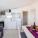 Apartment Tonka And Lara With Shared Pool Donje Rastane