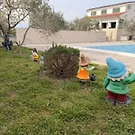 Tonka And Lara With Shared Pool Apartment Donje Rastane