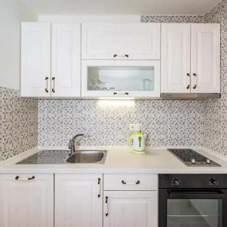 Apartamento Tonka And Lara With Shared Pool