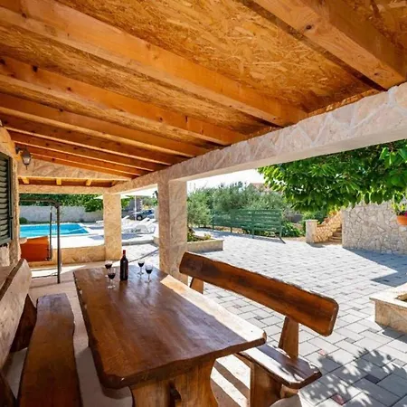 Tonka And Lara With Shared Pool *