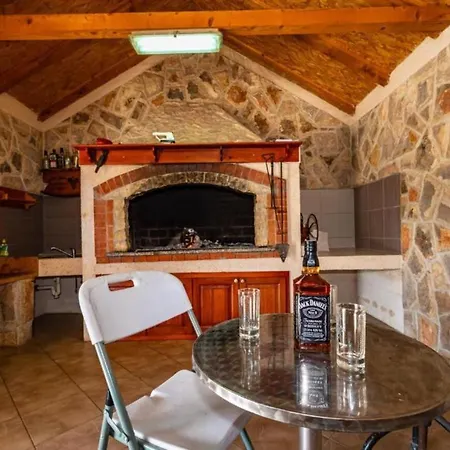 Tonka And Lara With Shared Pool