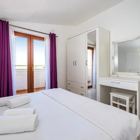 Tonka And Lara With Shared Pool Διαμέρισμα Podusje