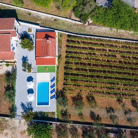 Tonka And Lara With Shared Pool Апартаменты Donje Rastane