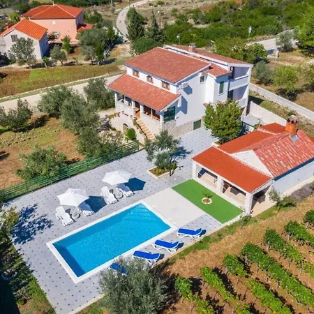 Tonka And Lara With Shared Pool