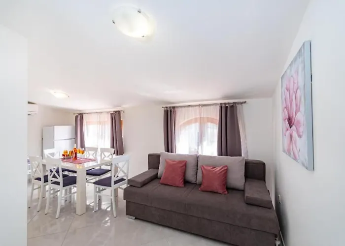 Tonka And Lara With Shared Pool *