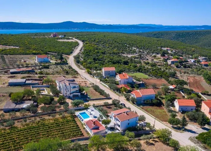 Tonka And Lara With Shared Pool Apartamento