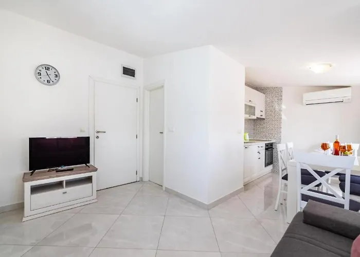 Tonka And Lara With Shared Pool Apartamento Donje Rastane