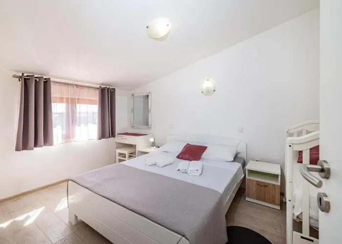 Tonka And Lara With Shared Pool Apartamento *