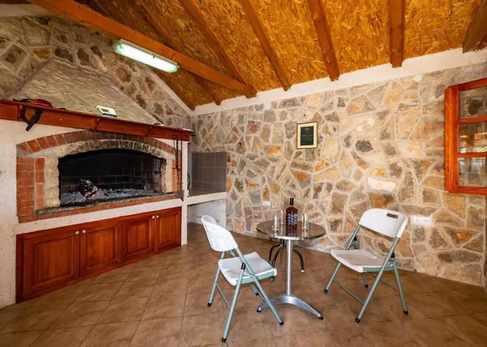 Apartamento Tonka And Lara With Shared Pool *