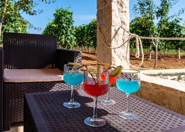 Apartamento Tonka And Lara With Shared Pool Donje Rastane