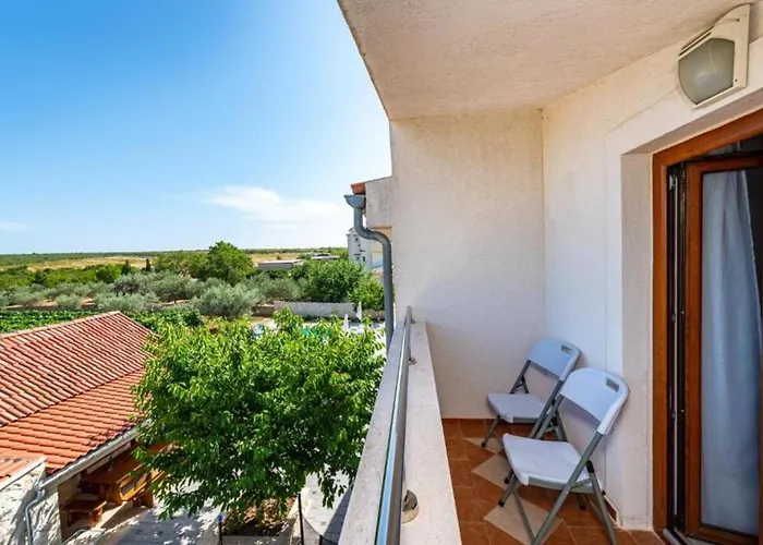 Apartamento Tonka And Lara With Shared Pool Donje Rastane