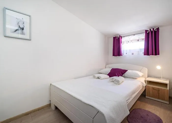 Apartamento Tonka And Lara With Shared Pool