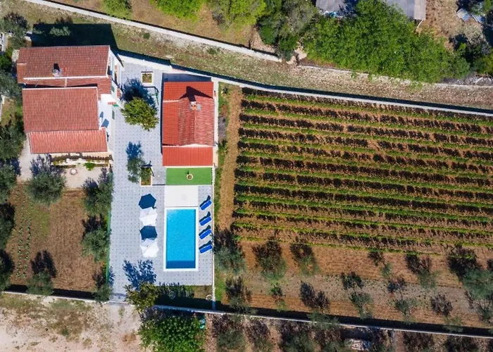 Tonka And Lara With Shared Pool Апартаменты Donje Rastane