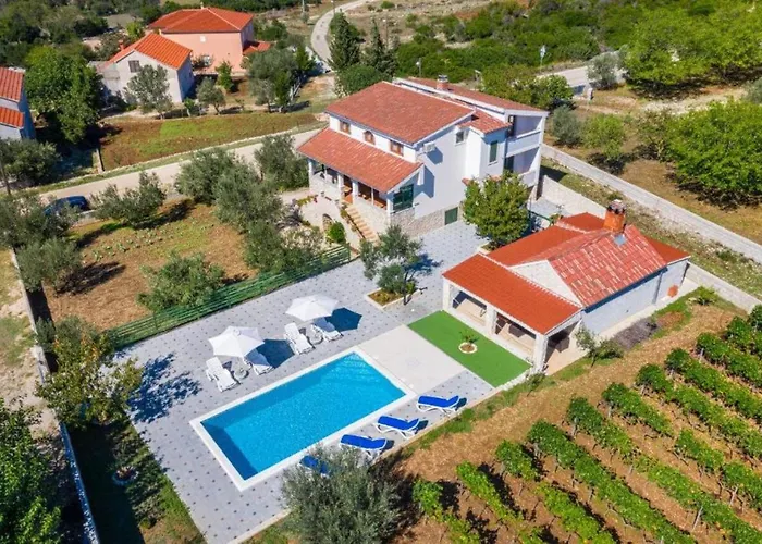 Tonka And Lara With Shared Pool